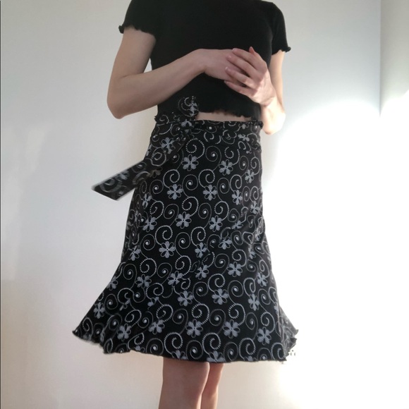 Knee length skirt with flower pattern - Picture 3 of 9